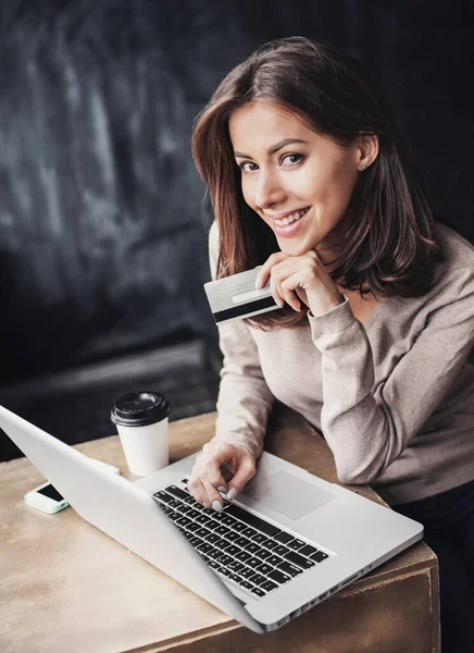 Jovem Bela Empresária Compras Line Escritório — Fotografia de Stock