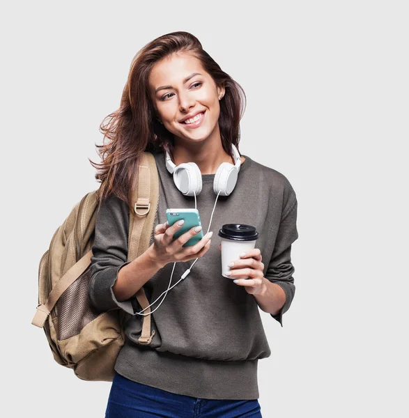Junge Schöne Frau Mit Rucksack Smartphone Und Kaffeetasse Der Hand — Stockfoto