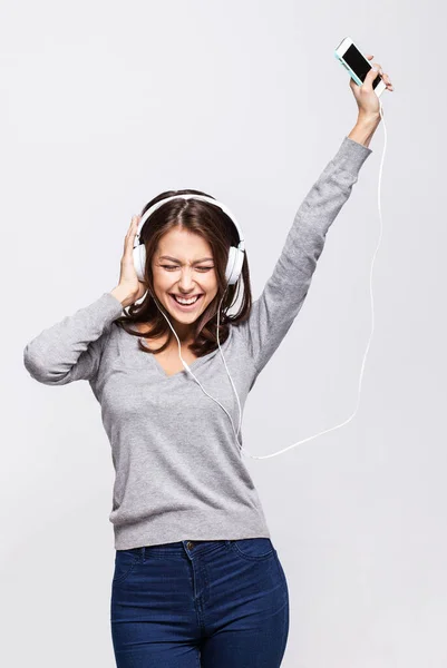 Молодая Красивая Женщина Слушает Музыку Студии — стоковое фото