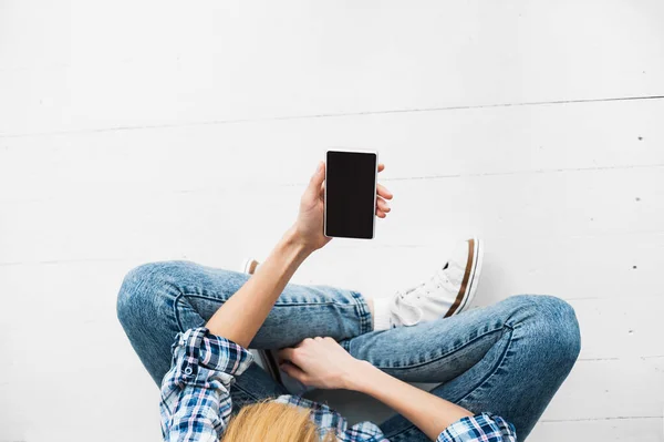 Jonge Mooie Vrouw Zitten Vloer Met Behulp Van Smartphone — Stockfoto