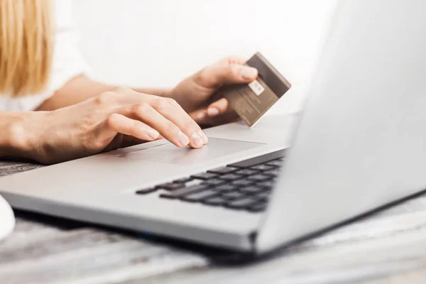 Jovem Empresária Compras Line Escritório — Fotografia de Stock