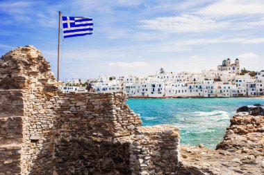Yunanistan 'ın Paros kentindeki balıkçı köyünde Yunan bayrağı.