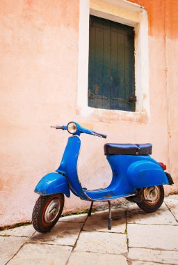 İtalya 'da bir duvara karşı scooter