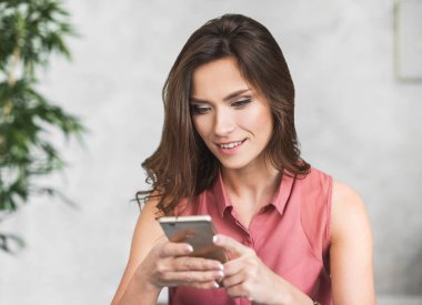 Akıllı telefon kullanan güzel bir kadın.