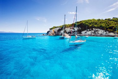 Yunanistan 'ın Paxos adasında güzel bir körfezde yelkenliler.