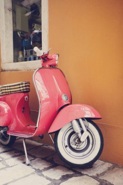 İtalya 'da bir duvara karşı scooter