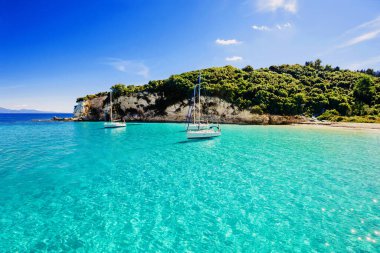 Yunanistan 'ın Paxos adasında güzel bir körfezde yelkenliler.