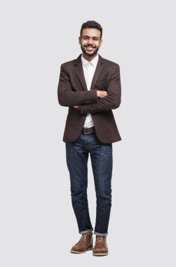 Stüdyoda poz veren genç yakışıklı iş adamı 