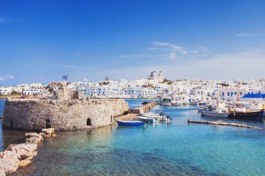 Yunanistan 'ın Paros kentindeki Yunan balıkçı köyü.