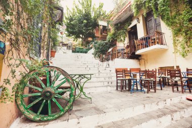 Atina, Yunanistan 'ın eski Plaka semtinde büyüleyici bir cadde. Arka planda güzel Akdeniz caddeleri olan geleneksel Yunan kafesi.