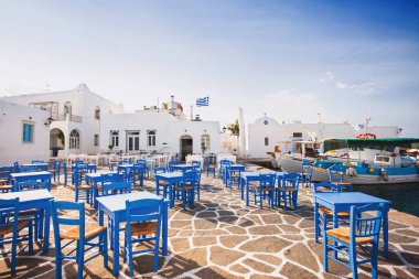 Yunanistan 'ın Naousa kentindeki Paros adasındaki Yunan balıkçı köyü. Güzel eski bir limandaki açık hava Yunan restoranı