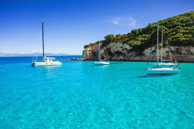 Yunanistan 'ın Paxos adasında güzel bir körfezde yelkenliler.
