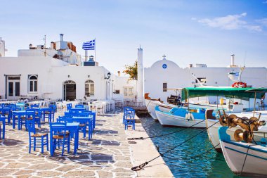 Yunanistan 'ın Naousa kentindeki Paros adasındaki Yunan balıkçı köyü. Açık hava restoranı