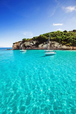 Yunanistan 'ın Paxos adasında güzel bir körfezde yelkenliler.