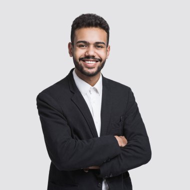 Stüdyoda poz veren genç yakışıklı iş adamı 