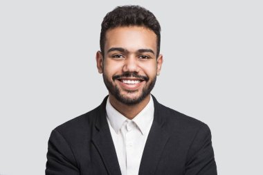 Stüdyoda poz veren genç yakışıklı iş adamı 