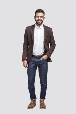 Genç yakışıklı iş adamı. Uzun, izole stüdyo resmi.