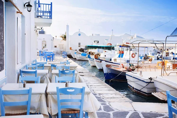 Grekisk Fiskeby Paros Naousa Grekland Utomhusrestaurang — Stockfoto