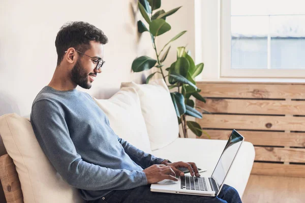 Junger Gutaussehender Mann Der Hause Laptop Benutzt Geschäftsmann Der Seinem — Stockfoto