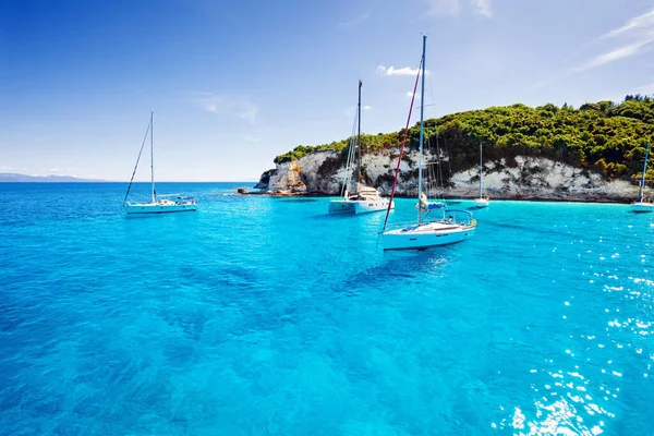Yunanistan 'ın Paxos adasında güzel bir körfezde yelkenliler.