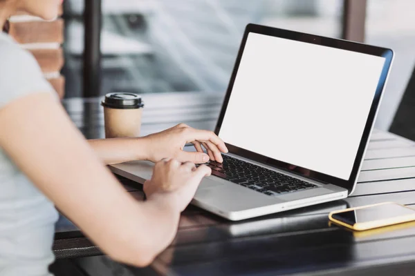 Mujer Joven Usando Computadora Portátil Con Pantalla Blanca Blanco Freelance —  Fotos de Stock