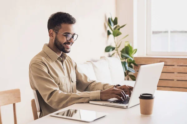 Jovem Homem Bonito Trabalhando Computador Portátil Casa — Fotografia de Stock