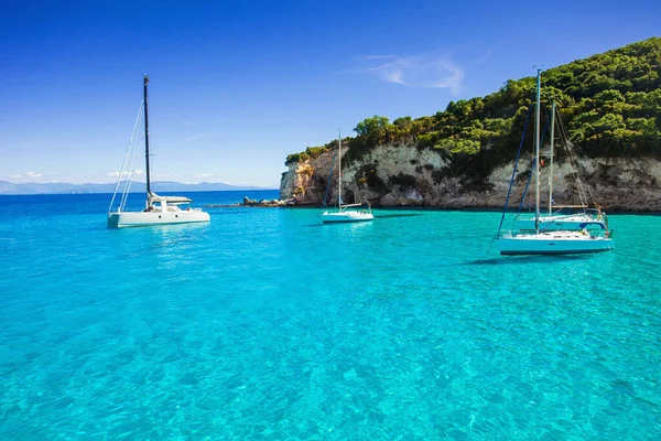 Yunanistan 'ın Paxos adasında güzel bir körfezde yelkenliler.