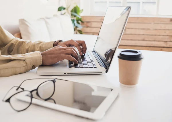 Jovem Trabalhando Laptop Escritório — Fotografia de Stock