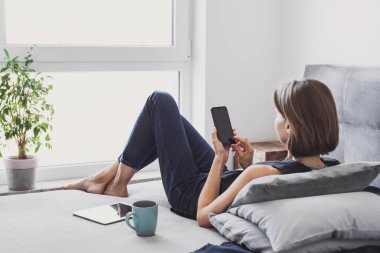 Akıllı telefon kullanan güzel bir kadın.