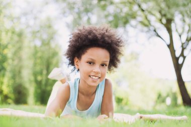 Çimenlerde poz veren güzel tatlı kız.