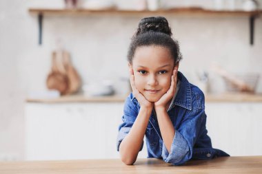 Masada poz veren güzel bir kız.