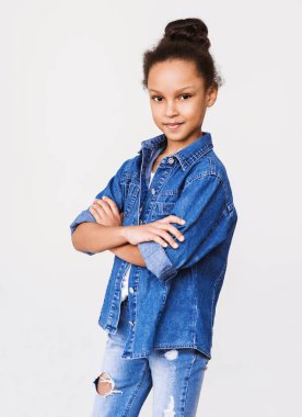 Stüdyoda poz veren güzel kız.