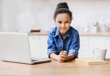 Evde dizüstü bilgisayar kullanan güzel bir kız.