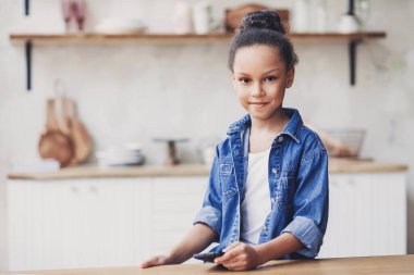 Masada poz veren güzel bir kız.