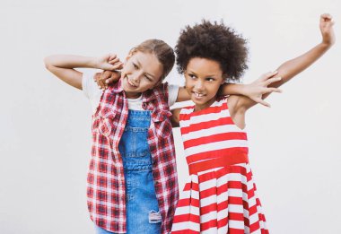 Güzel güzel kızlar eğleniyor. 