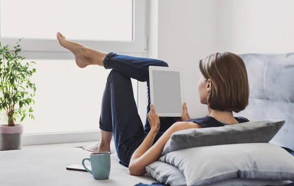 Giovane Bella Donna Utilizzando Tablet Computer Casa — Foto Stock