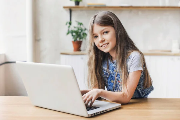 Beautiful Cute Girl Using Laptop Computer — Stock Photo, Image