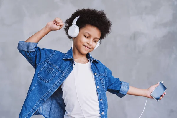 Mooi Schattig Meisje Luisteren Naar Muziek — Stockfoto