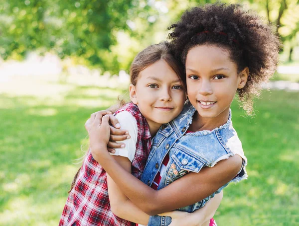 Parkta poz veren güzel kızlar. 
