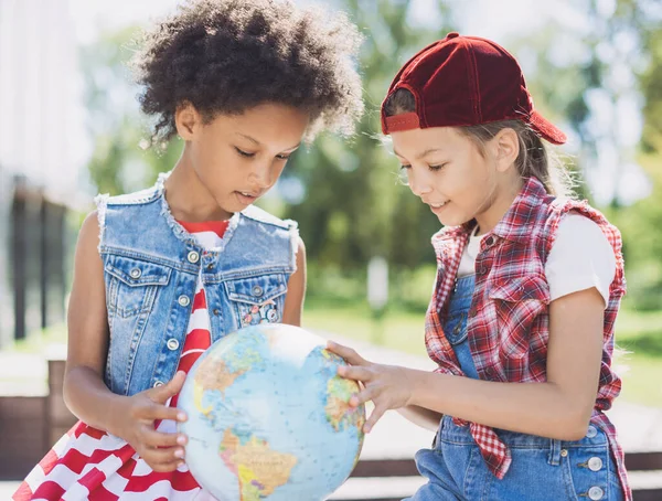 Meninas Pequenas Felizes Olhando Globo Educação Conceito Viagem Amigos Brincando — Fotografia de Stock