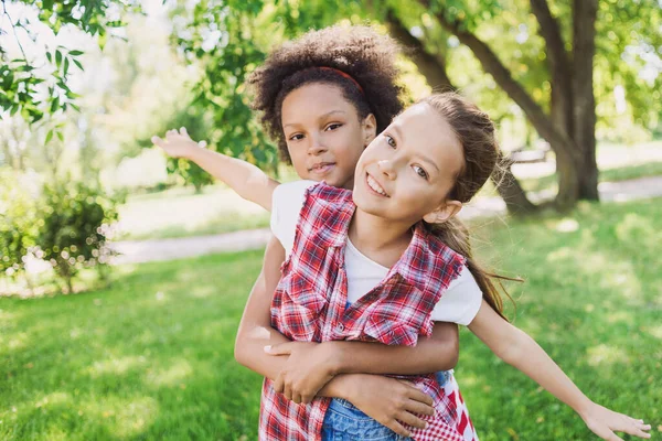 Parkta poz veren güzel kızlar. 