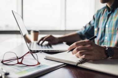 Ofiste çalışan gazeteci ya da iş adamı. Planlama, gazetecilik, kalkınma, finans, iş stratejisi