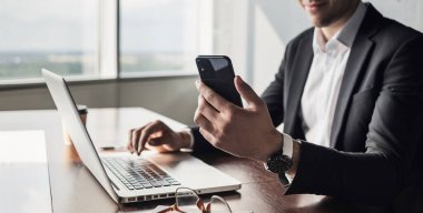 Bilgisayarın ofisindeki genç işadamı.