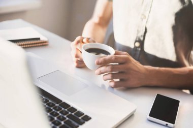 İş adamı evde dizüstü bilgisayar kullanıyor. Ofisteki dizüstü bilgisayarda erkek el yazısı. İş adamı, öğrenci, evden çalışma, uzaktan eğitim, çevrimiçi öğrenme, öğrenim kavramı