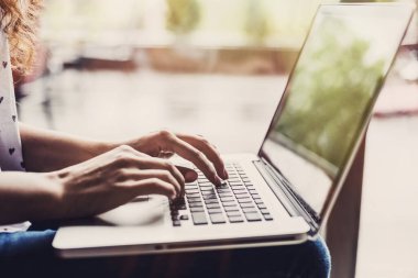 Dizüstü bilgisayar kullanan genç bir kadın