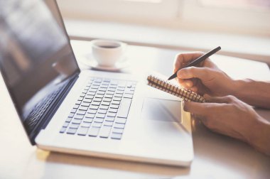 Ofiste çalışan gazeteci ya da iş adamı. Planlama, gazetecilik, kalkınma, finans, iş stratejisi