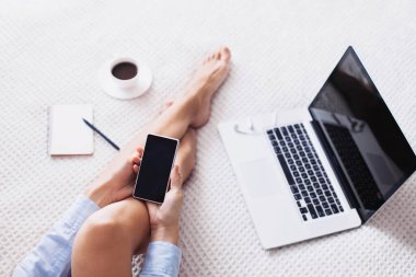 Akıllı telefon kullanan genç bir kadın.