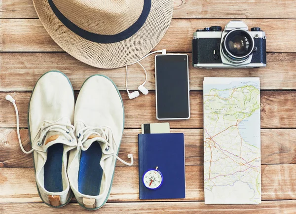 旅行のためのアクセサリー パスポート 写真カメラ スマートフォンや旅行マップ 最上階だ 休日と観光のコンセプト — ストック写真