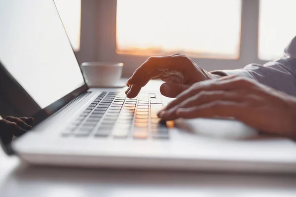 Homem Negócios Usando Computador Portátil Casa Mão Masculina Digitando Teclado — Fotografia de Stock