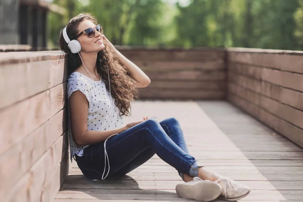 Menina Com Fones Ouvido Livre — Fotografia de Stock